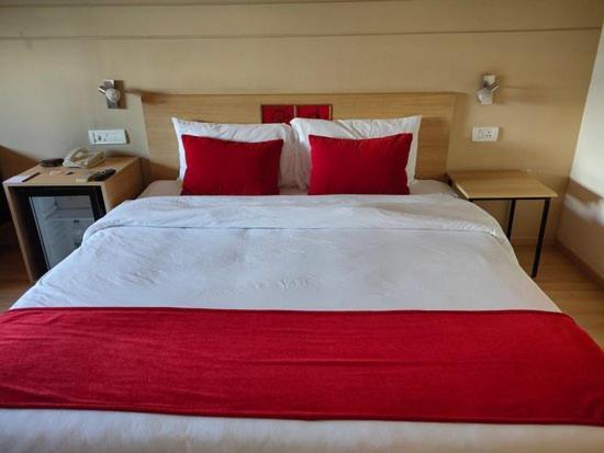 Lumis Studio Apartment Haiderabad Buitenkant foto